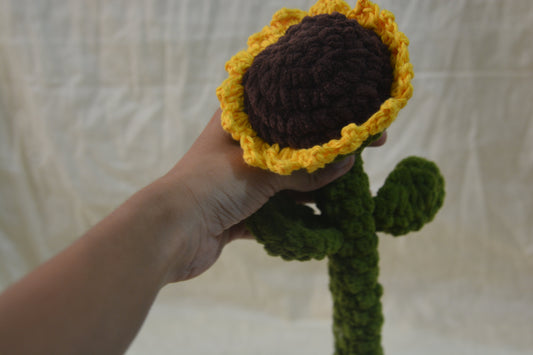Sunny Smiles: Adorable Crochet Sunflower